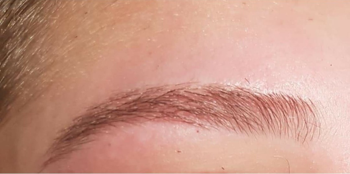 Dezelfde wenkbrauw na de behandeling: strak en in model