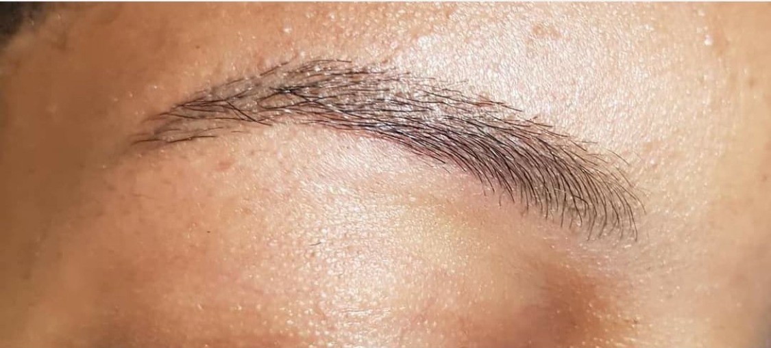 Wenkbrauw na het epileren, close-up